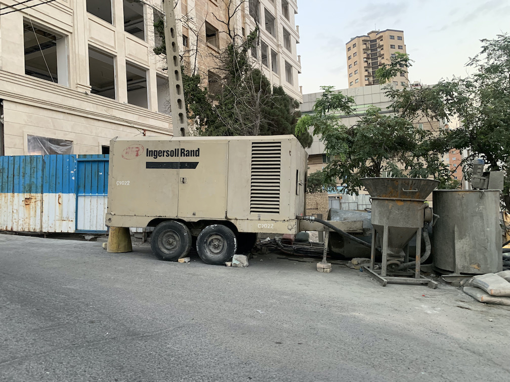 کمپرسور دیزلی اینگرسولرند کنار ساختمانی در حال ساخت در تهران